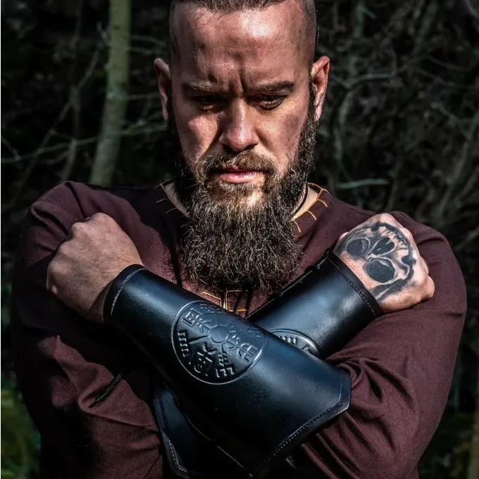 Leonardo Carbone Armskinner Vegvisir, Sort