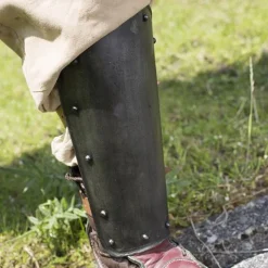 Epic Armoury Greaves Warrior, Patineret